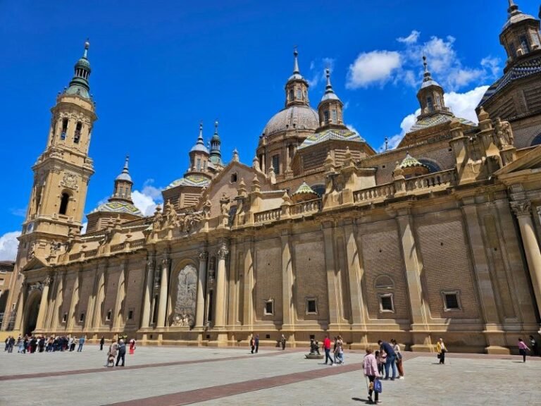"private coach hire Zaragoza for corporate groups"