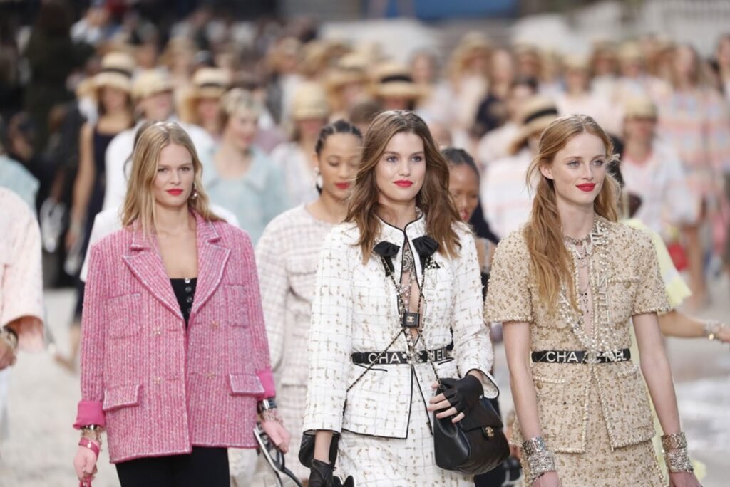 Luxury coach hire Paris