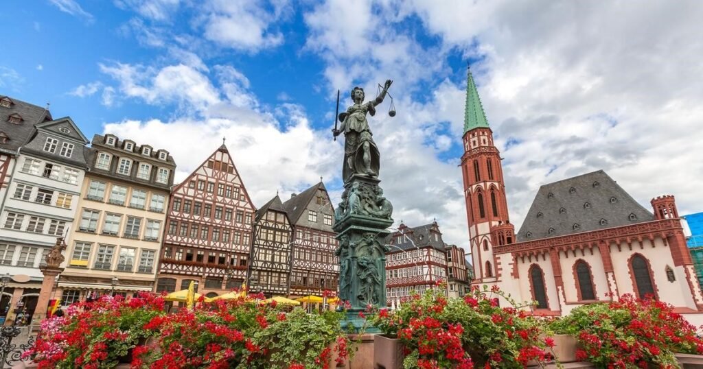 Tourist coach from Hahn to Frankfurt city

