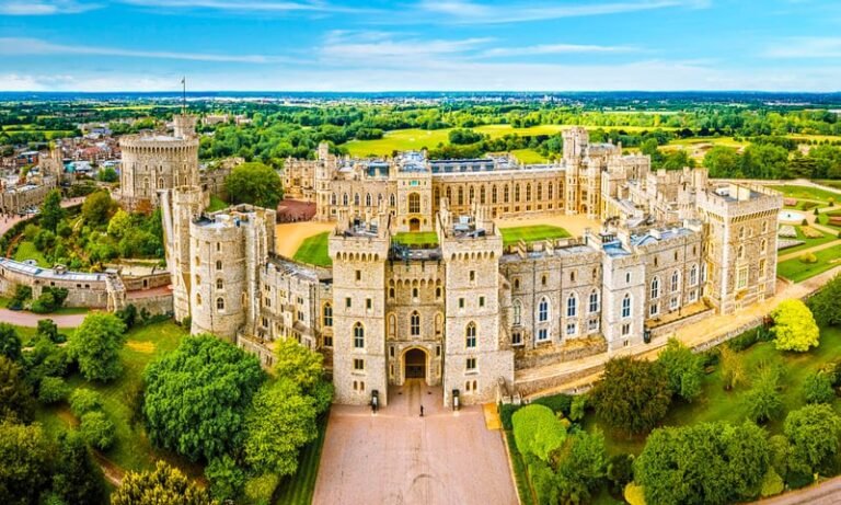 "Royal castles and palaces coach tour UK and Ireland"