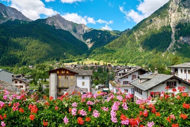 Alps and Vineyard Coach Tours – Switzerland to France

