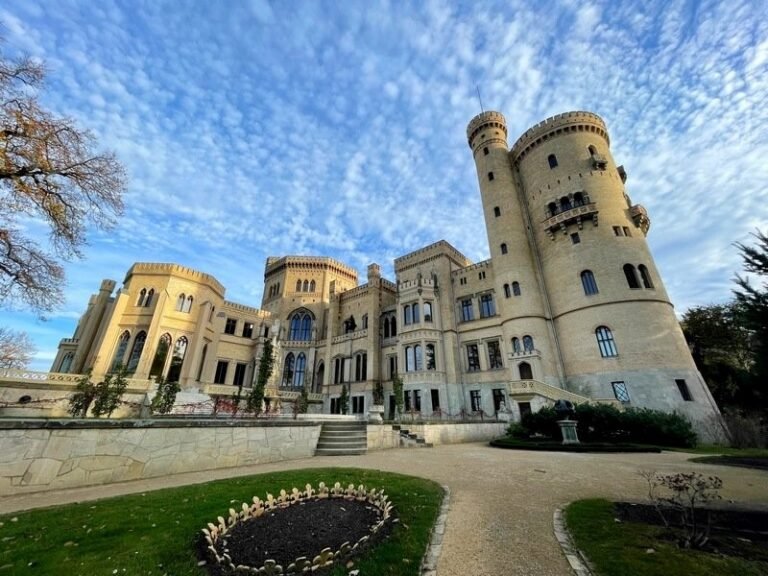 https://europecoaches.com/berlin-to-potsdam-palace-coach-tours/