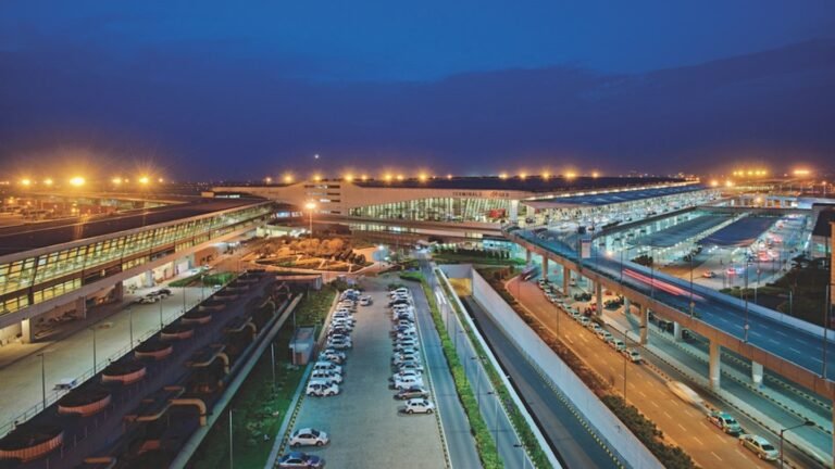 Airport Transfer for Large Groups with Split Arrivals