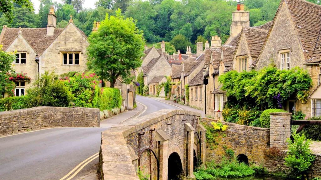 Cotswolds Village Tour by Coach

