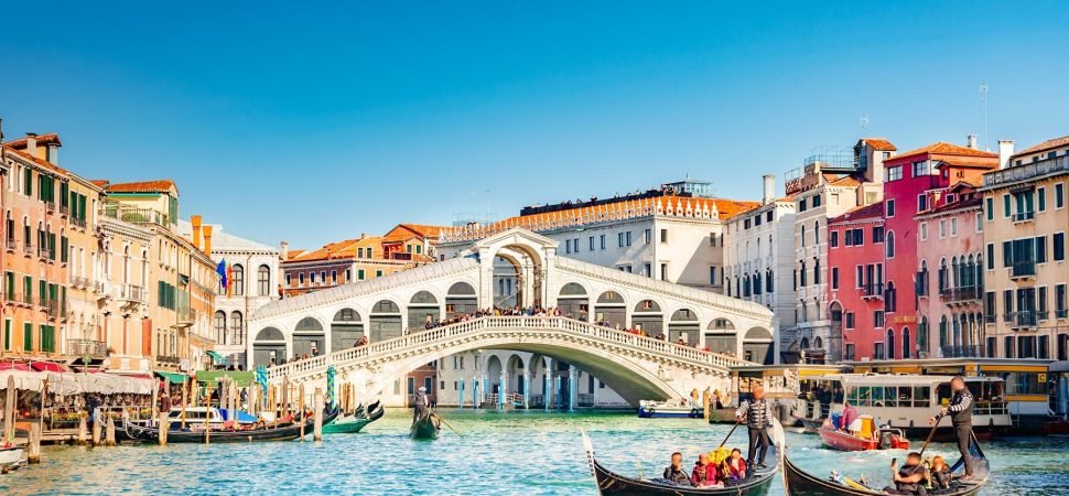 Best way to travel to Venice Carnival