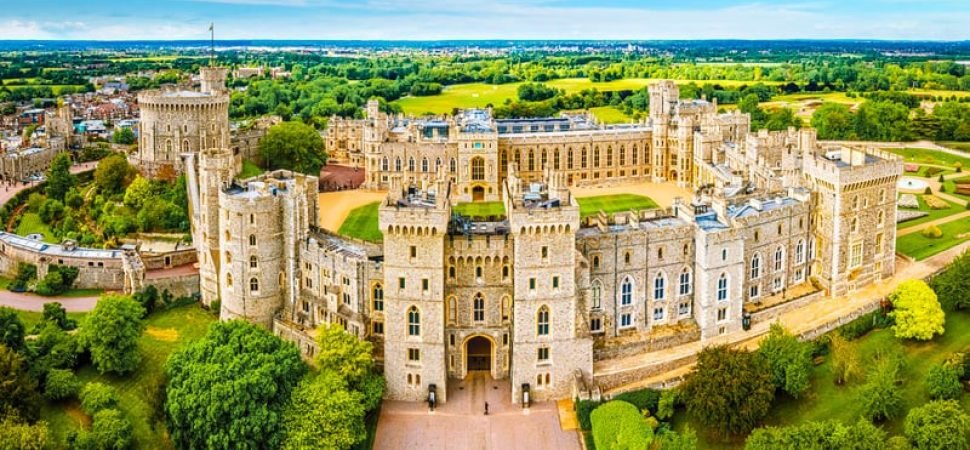 "Royal castles and palaces coach tour UK and Ireland"