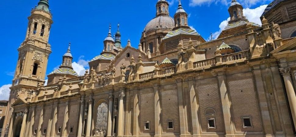 "private coach hire Zaragoza for corporate groups"