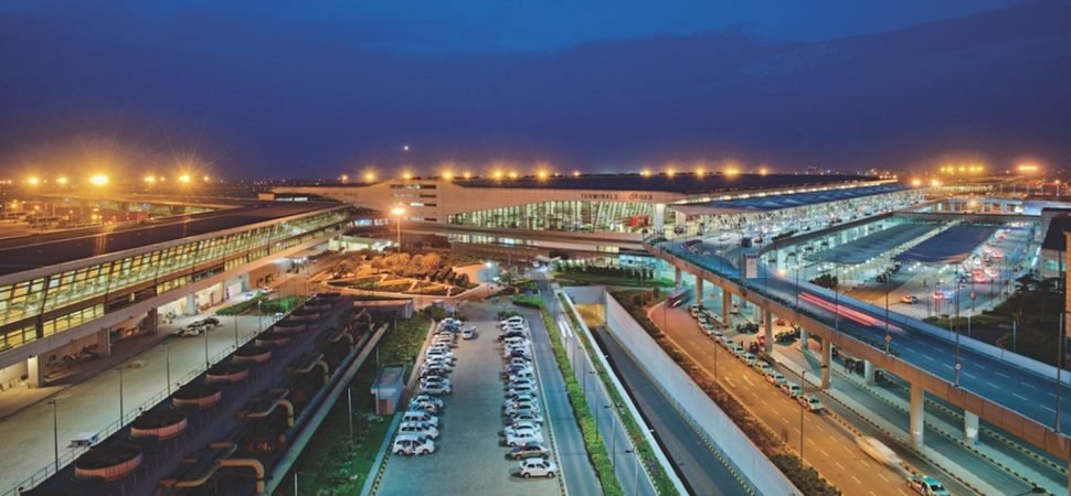 Airport Transfer for Large Groups with Split Arrivals